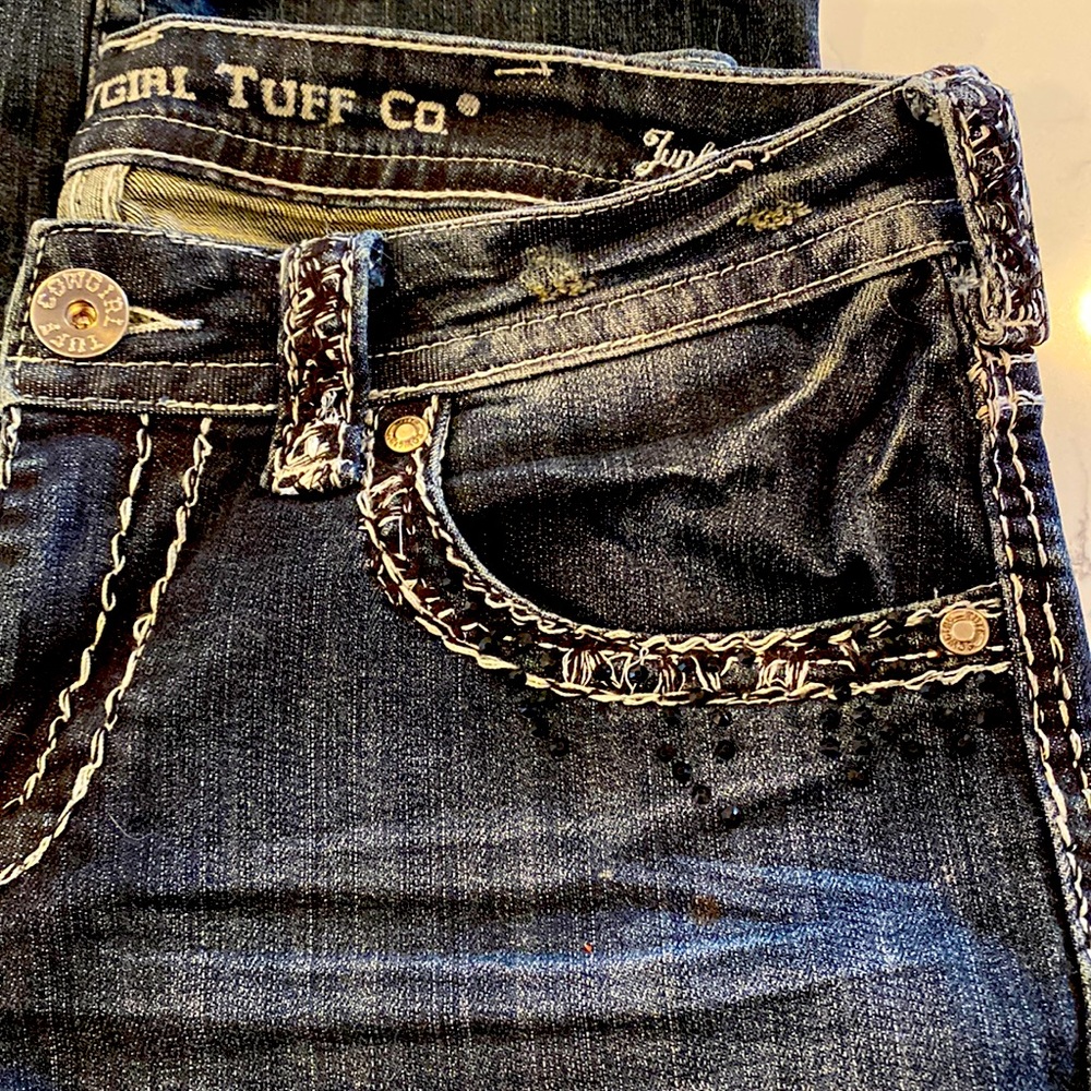 Cowgirl Tuff bootleg jeans, beaded accents. Size 28X37.